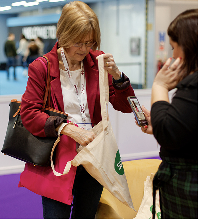 Specsavers_Exhibition_Stand_633x700